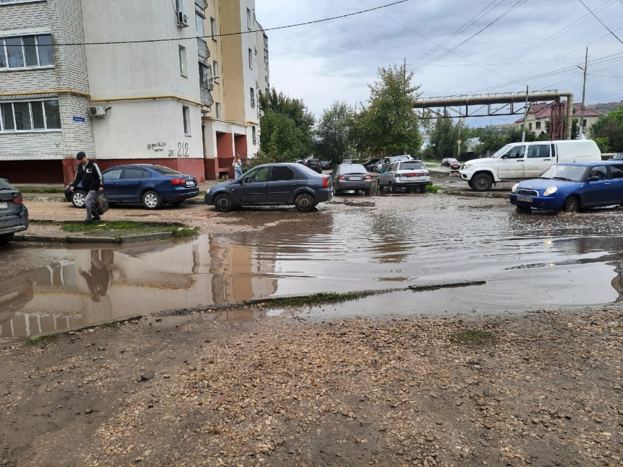 Жители Заводского района пожаловались на затопленную улицу