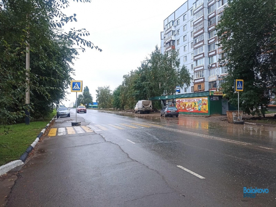 Балаковцев удивили стоящие посреди дороги знаки на колесах