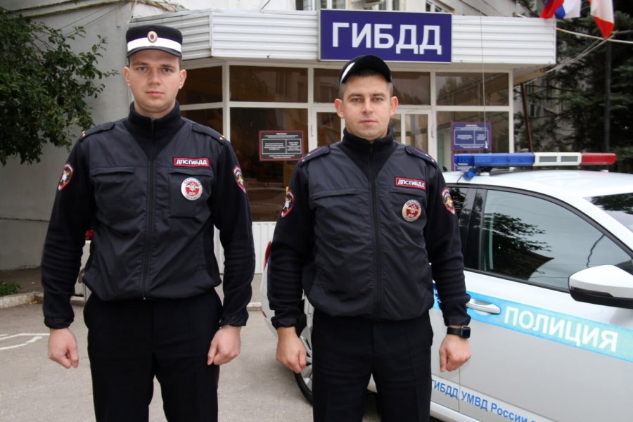 Автоинспекторов в Саратове поблагодарили за помощь женщине с новорожденным