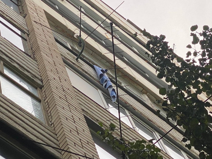 Саратовец пытался спуститься с 6-го этажа по простыням и упал