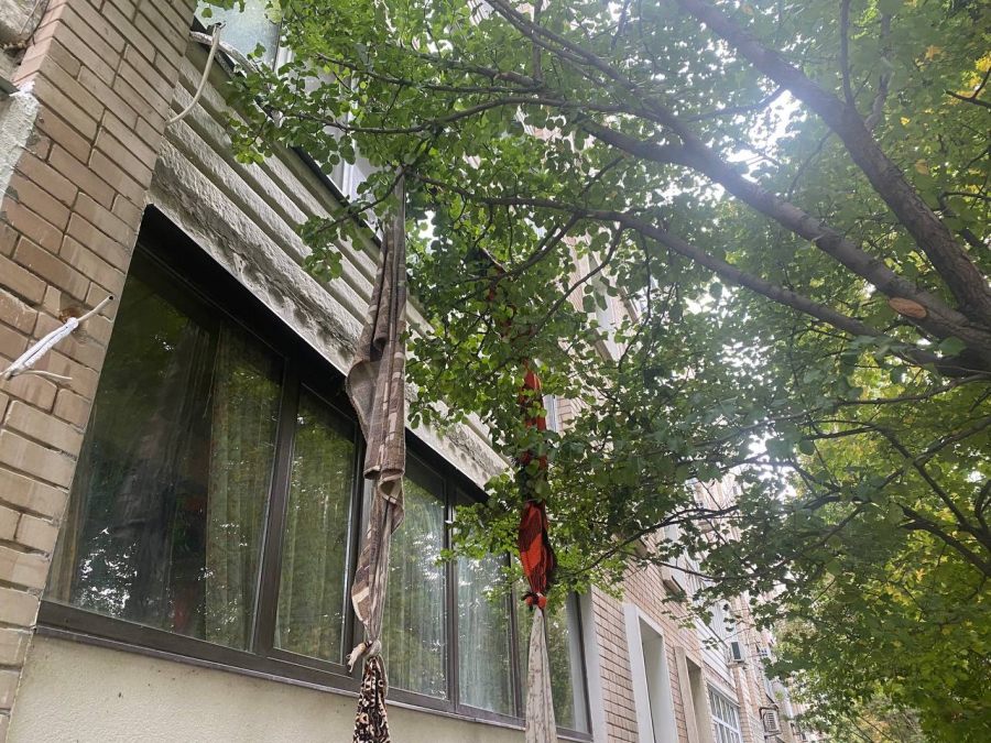 Саратовец пытался спуститься с 6-го этажа по простыням и упал