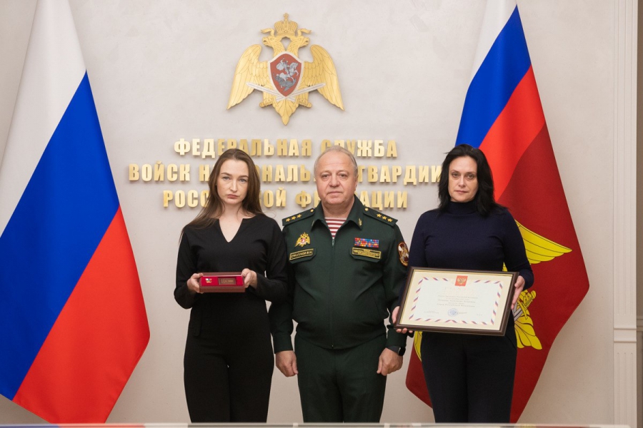 Родственникам погибшего росгвардейца из Шихан вручили Звезду Героя России