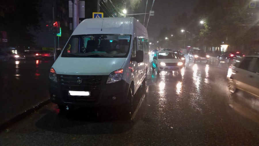 В Улешах микроавтобус сбил женщину