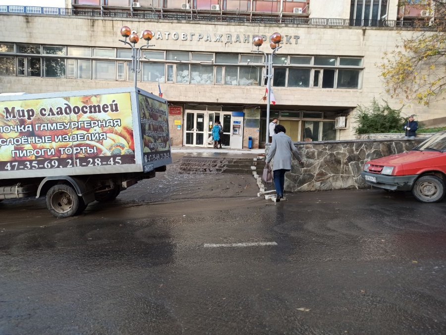 У набережной Саратова из-за потопа появился «лестничный водопад»