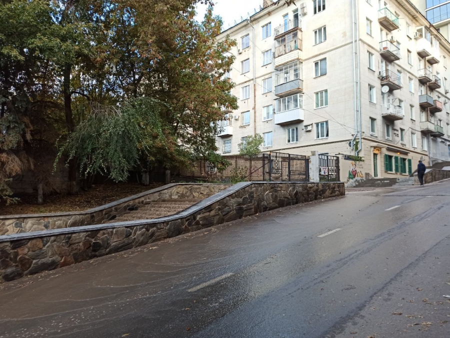 У набережной Саратова из-за потопа появился «лестничный водопад»