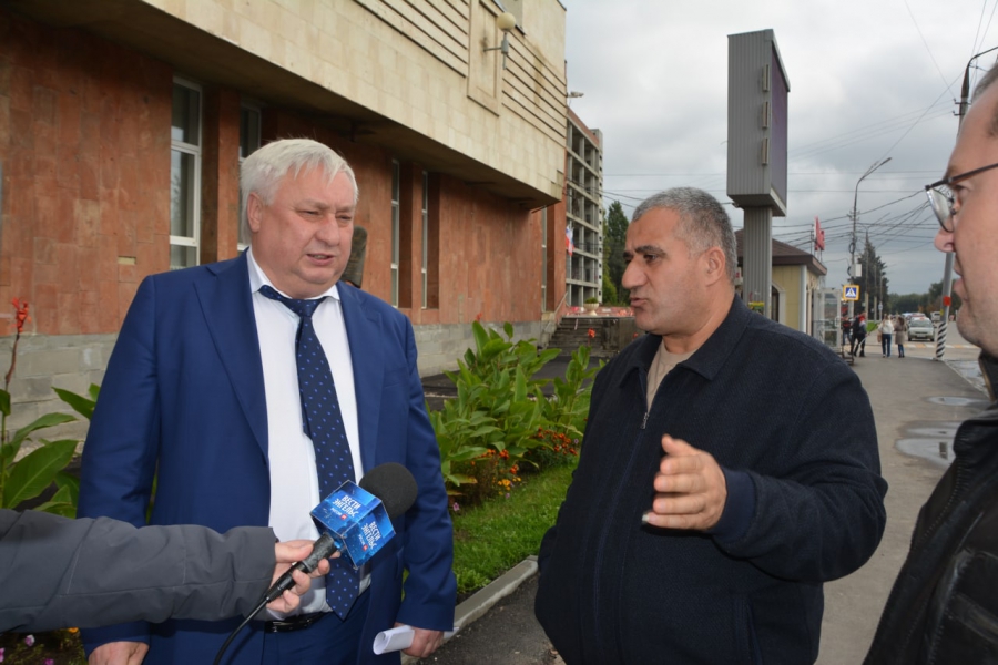 Плеханов потребовал от подрядчиков устранения недоработок при ремонте тротуаров в Энгельсе