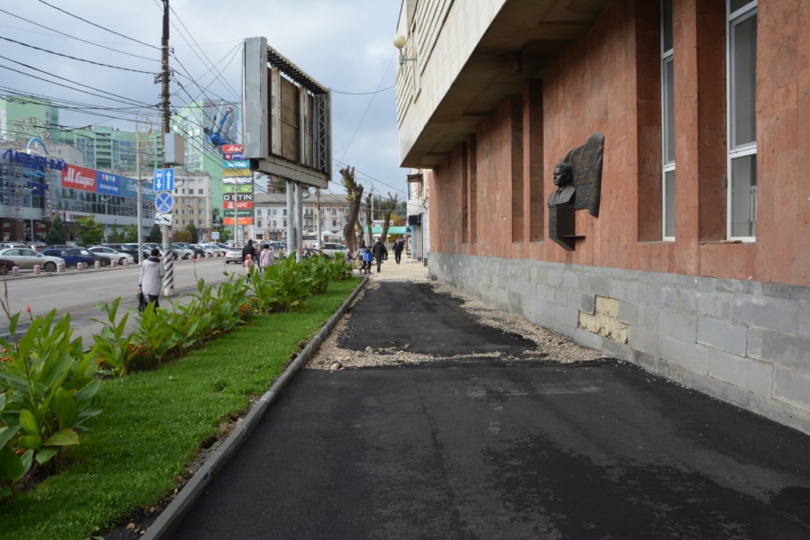 Плеханов потребовал от подрядчиков устранения недоработок при ремонте тротуаров в Энгельсе