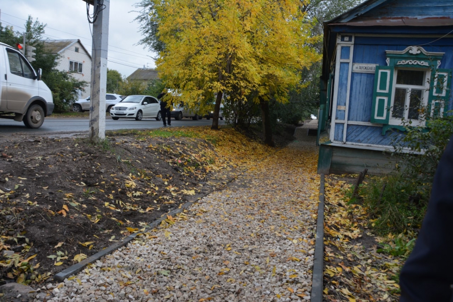 Плеханов потребовал от подрядчиков устранения недоработок при ремонте тротуаров в Энгельсе