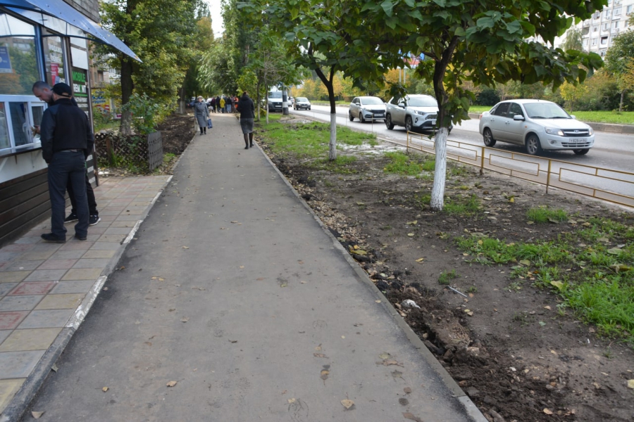 Плеханов потребовал от подрядчиков устранения недоработок при ремонте тротуаров в Энгельсе