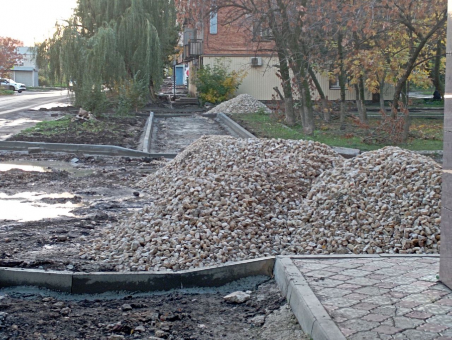 Плеханов потребовал от подрядчиков устранения недоработок при ремонте тротуаров в Энгельсе