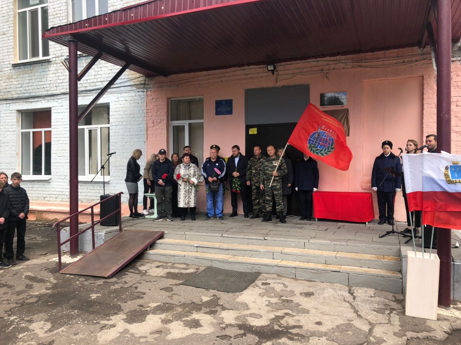 В школе №90 открыли мемориальную доску в честь погибшего на Украине Дениса Соколова