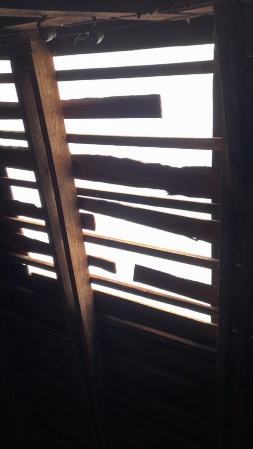 На Чернышевского люди 4 года проживают в доме с дырявой крышей