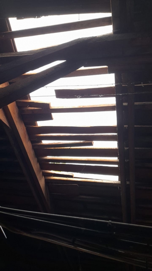 На Чернышевского люди 4 года проживают в доме с дырявой крышей