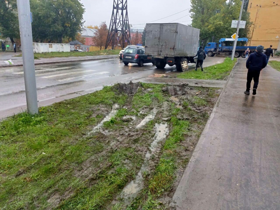 На Лунной грузовик «ЗиЛ» сбил прохожего