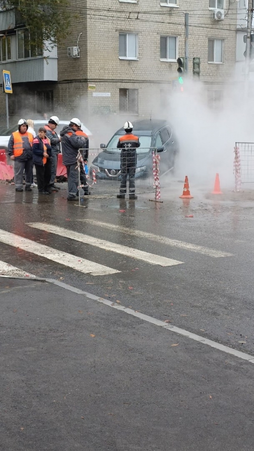 На Большой Казачьей в яму с кипятком провалился «Ниссан»