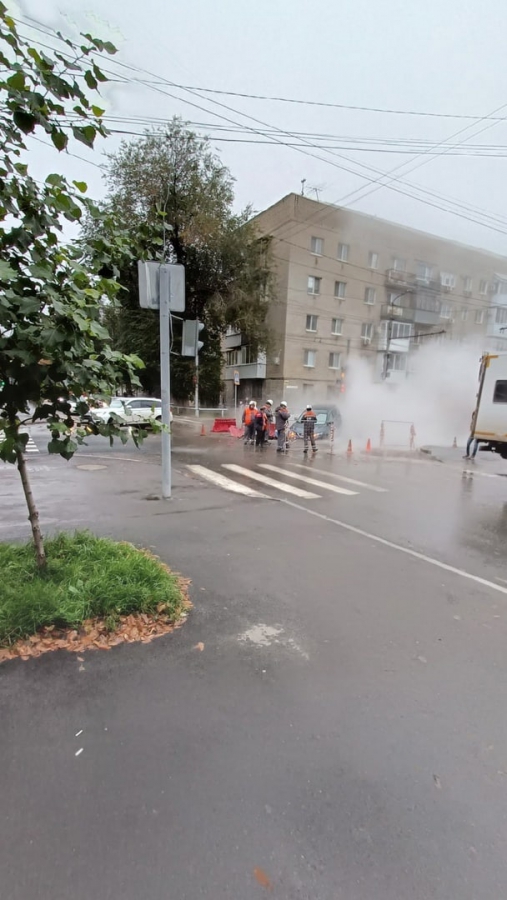 На Большой Казачьей в яму с кипятком провалился «Ниссан»