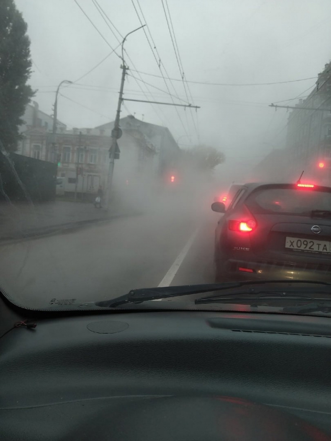 На Большой Казачьей в яму с кипятком провалился «Ниссан»