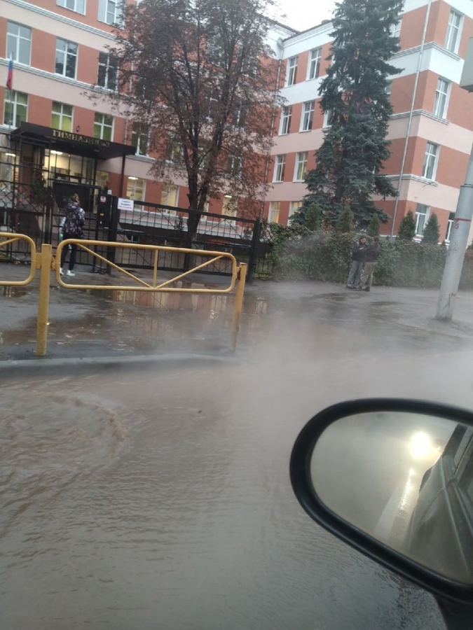 На Большой Казачьей в яму с кипятком провалился «Ниссан»