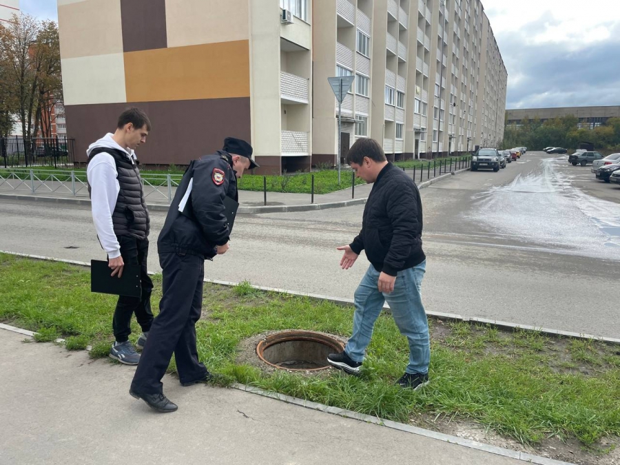 В Авиаторе массово воруют крышки люков и ливневые решетки