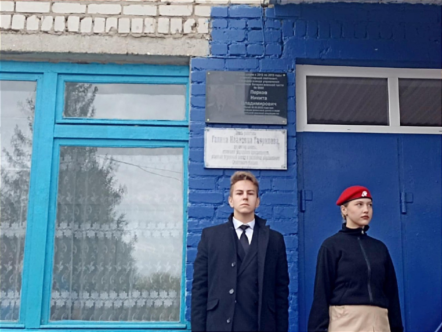 В Степном на стене школы увековечили имя погибшего на Украине бойца