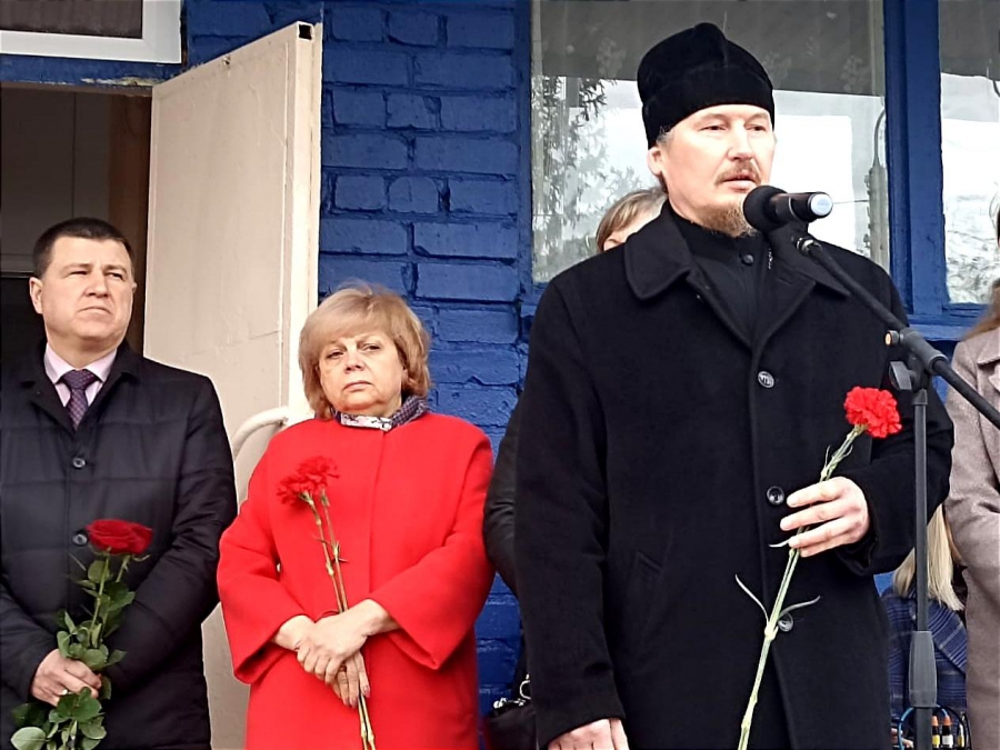 В Степном на стене школы увековечили имя погибшего на Украине бойца