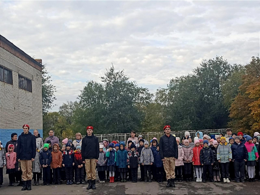 В Степном на стене школы увековечили имя погибшего на Украине бойца