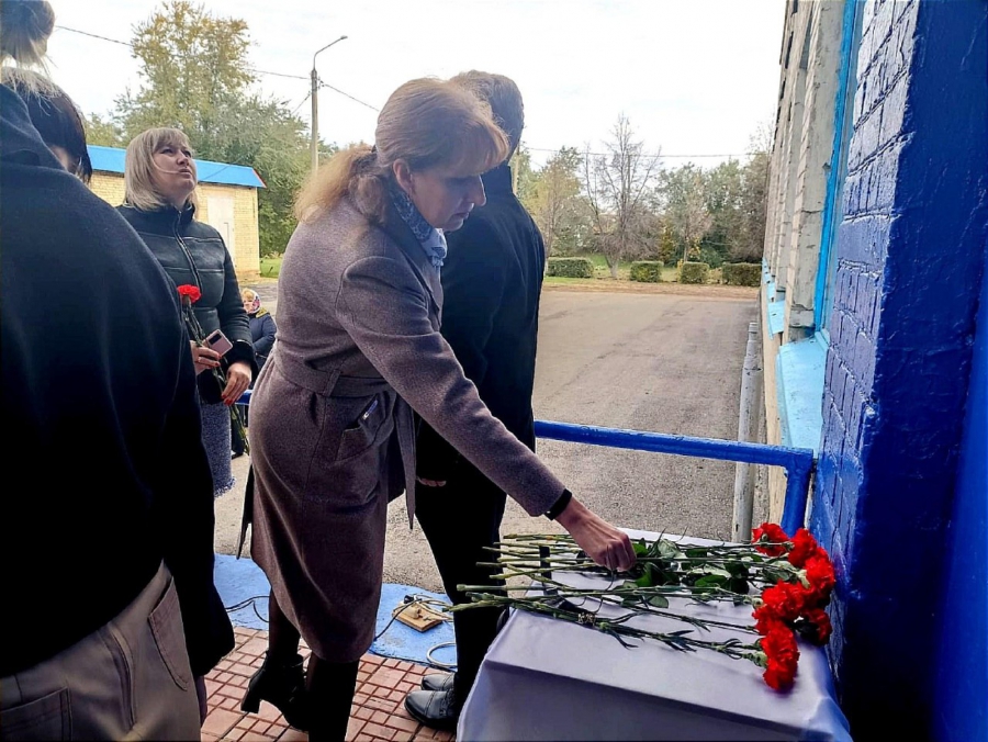 В Степном на стене школы увековечили имя погибшего на Украине бойца
