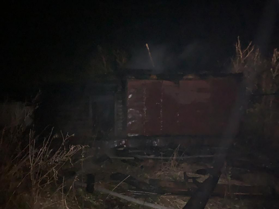 Под Ртищевом мужчина умер рядом со своим загоревшимся домом