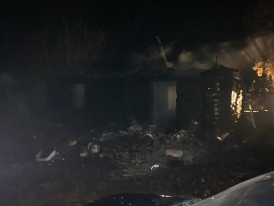 Под Ртищевом мужчина умер рядом со своим загоревшимся домом