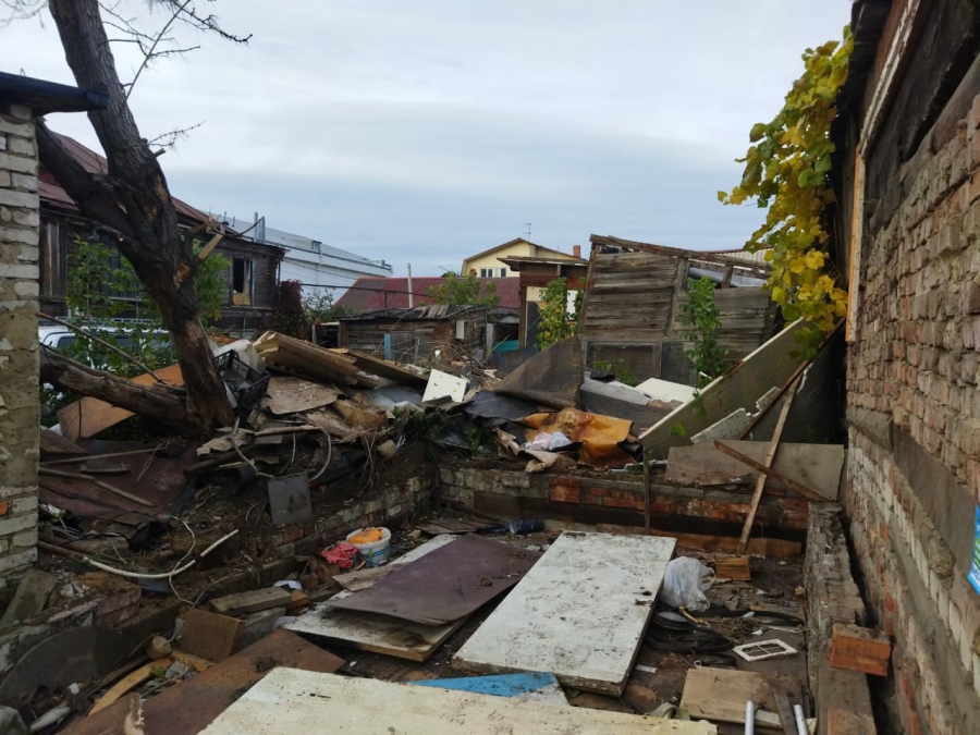 В центре Саратова на руинах растет свалка с крысами и преступность