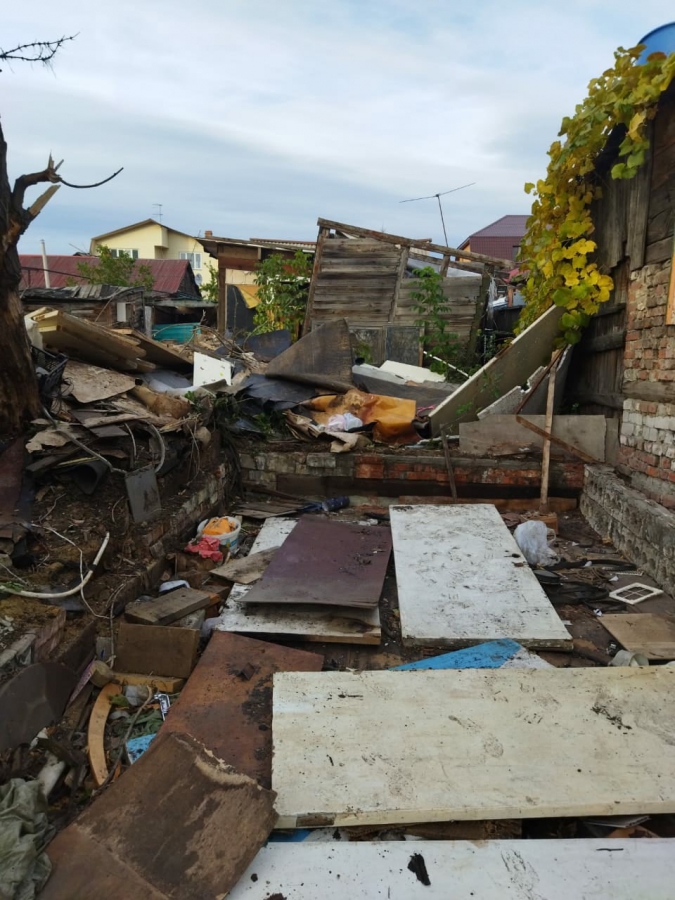 В центре Саратова на руинах растет свалка с крысами и преступность