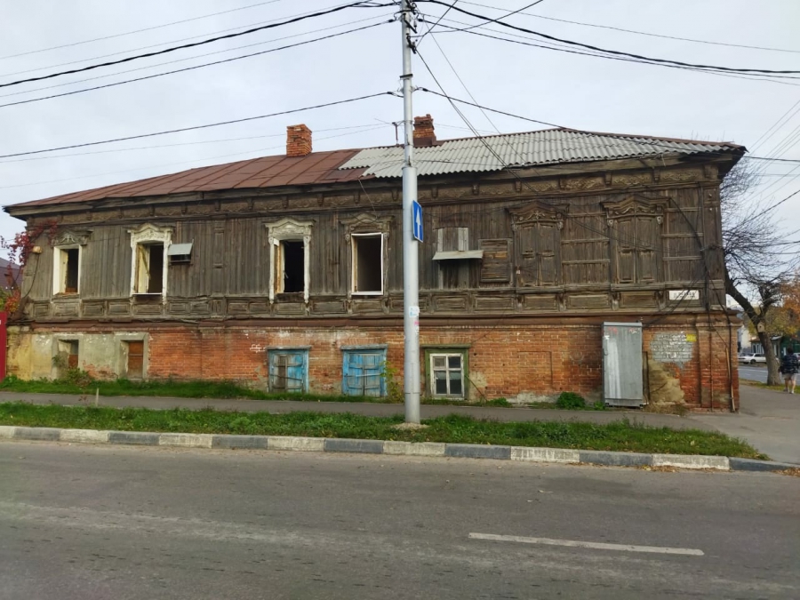 В центре Саратова на руинах растет свалка с крысами и преступность