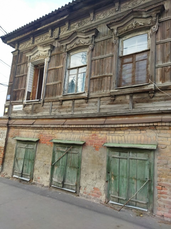 В центре Саратова на руинах растет свалка с крысами и преступность