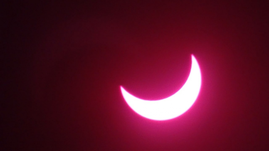 Саратовцы в соцсетях делятся снимками солнечного затмения
