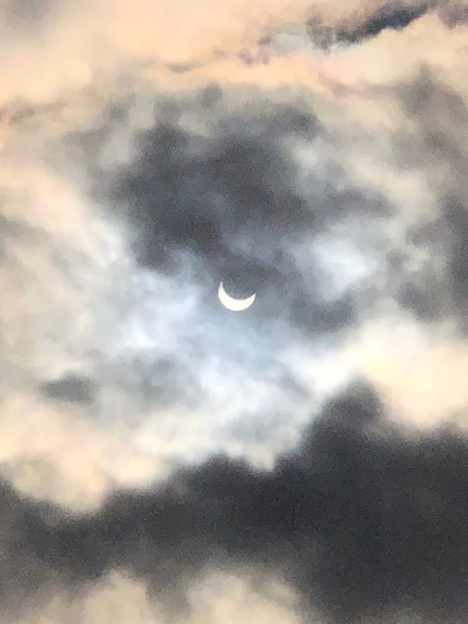 Саратовцы в соцсетях делятся снимками солнечного затмения