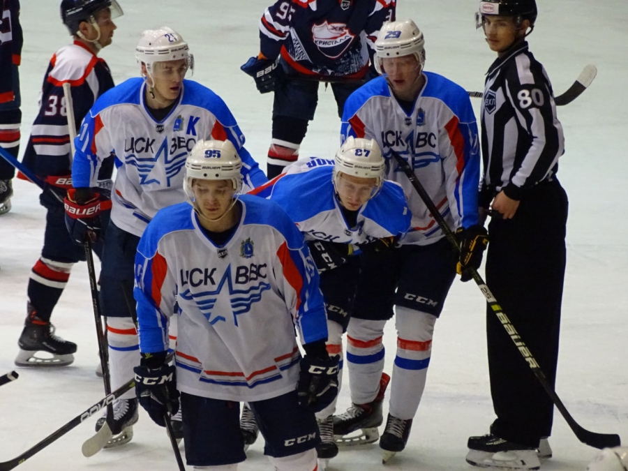 «Кристалл» крупно победил лидера Первенства ВХЛ