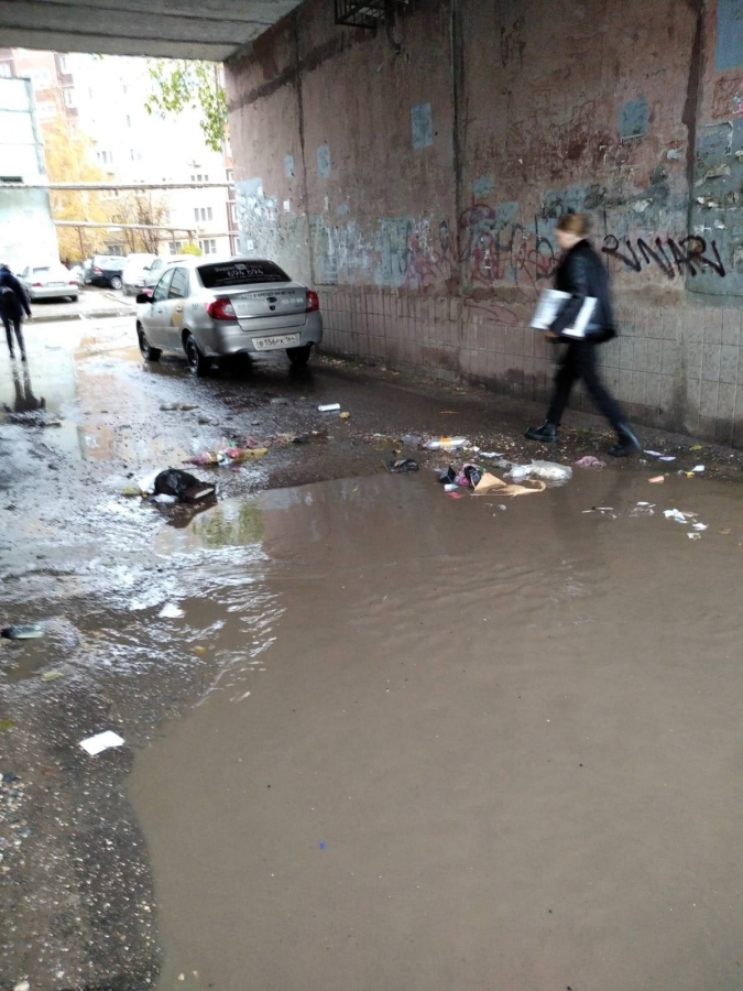 В Энгельсе возле затопленного двора пешеходам пришлось стать «акробатами»