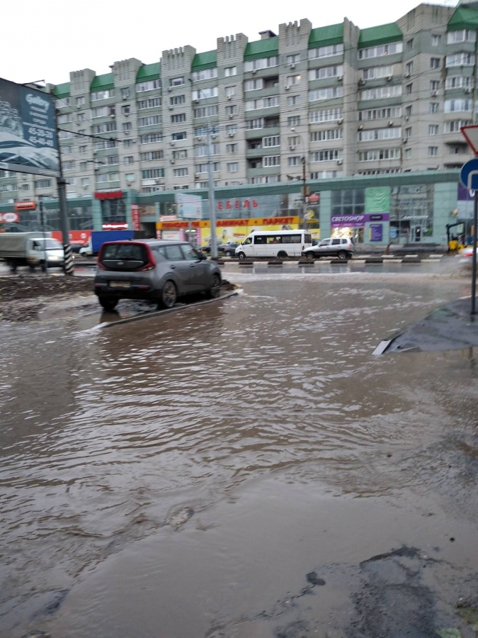 В Энгельсе возле затопленного двора пешеходам пришлось стать «акробатами»