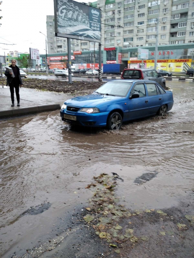 В Энгельсе возле затопленного двора пешеходам пришлось стать «акробатами»