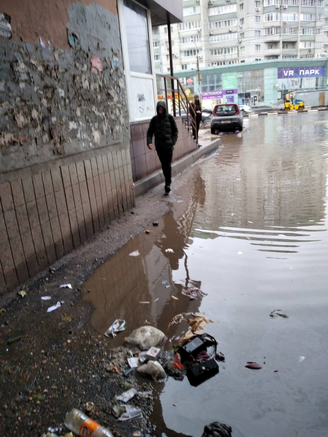 В Энгельсе возле затопленного двора пешеходам пришлось стать «акробатами»