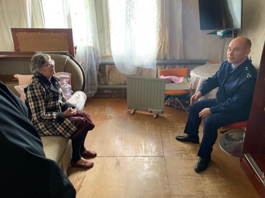 Прокуратура потребовала включить тепло единственной жительнице старой двухэтажки на Вишневой