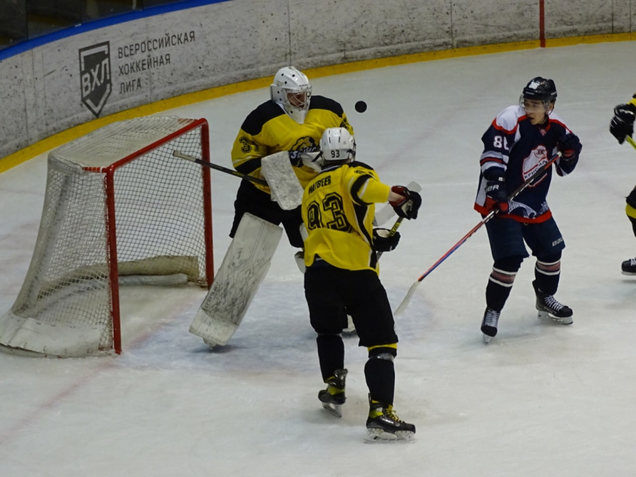 Саратовские хоккеисты под занавес матча пропустили 3 шайбы и проиграли