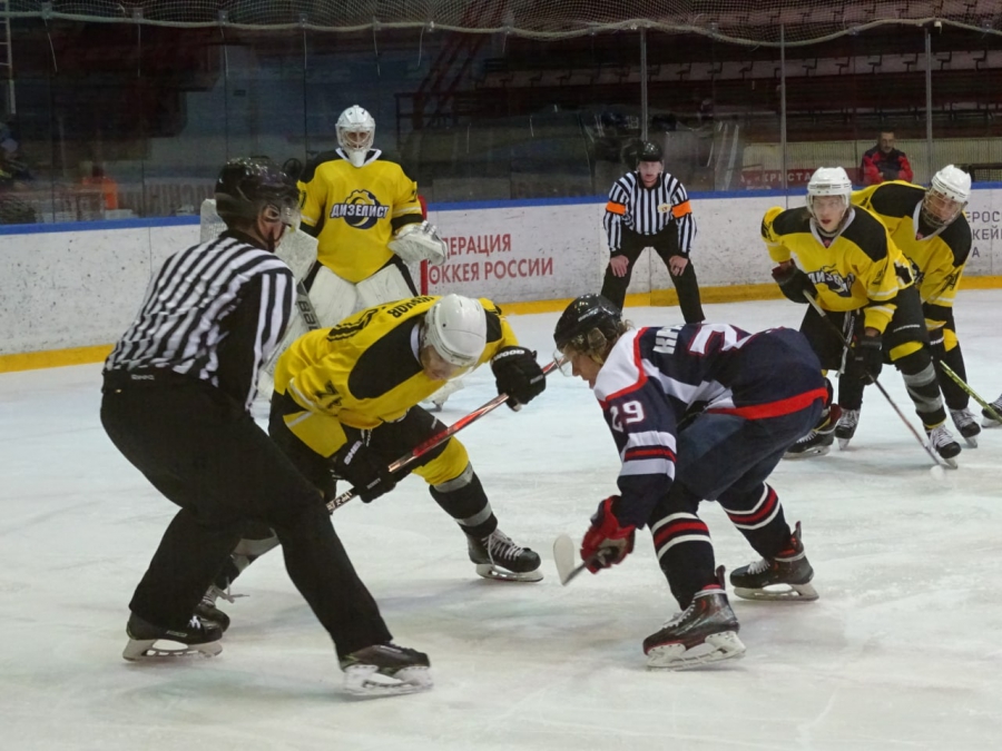 Саратовские хоккеисты под занавес матча пропустили 3 шайбы и проиграли