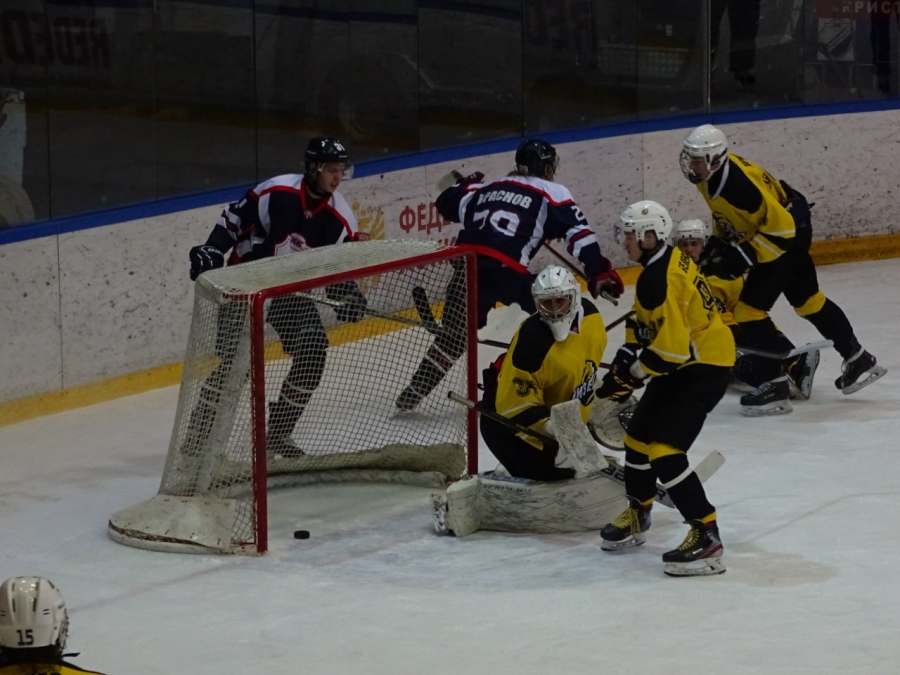Саратовские хоккеисты под занавес матча пропустили 3 шайбы и проиграли