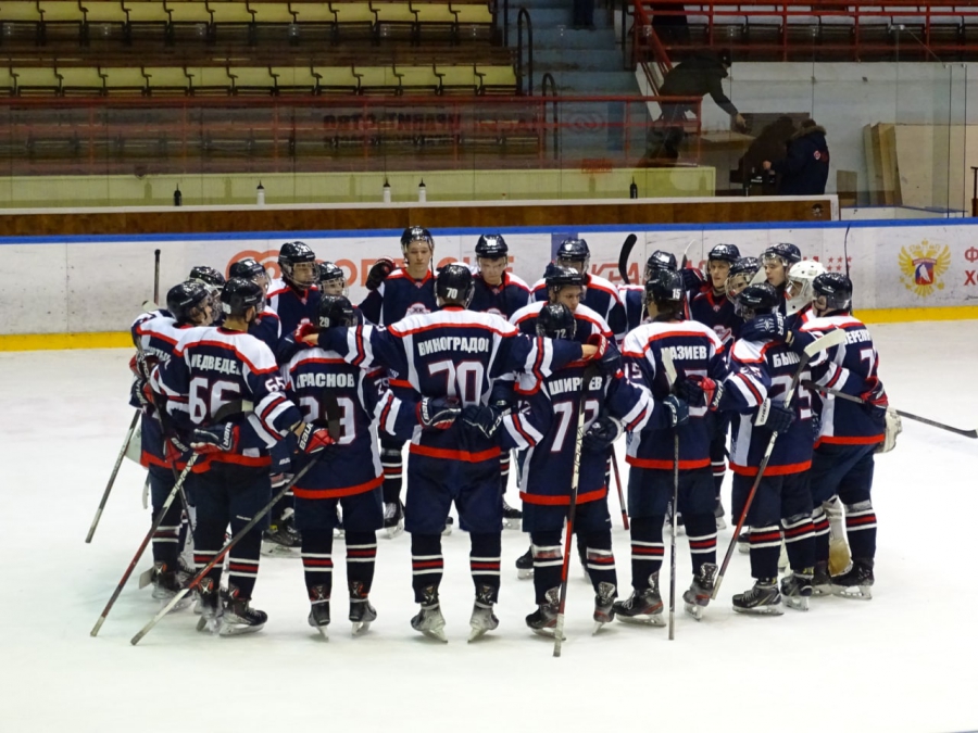 Саратовские хоккеисты под занавес матча пропустили 3 шайбы и проиграли