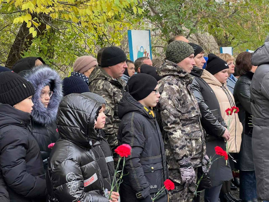 Сколько погибло саратовских на украине. Памятные доски погибшим в сво. Мемориальная доска погибших саратовцев на Украине.