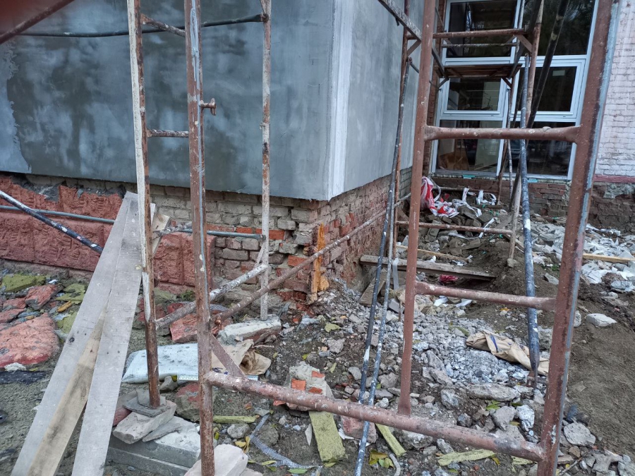 Строители ДК в Светлом заклеивают разрушающиеся стены утеплителем