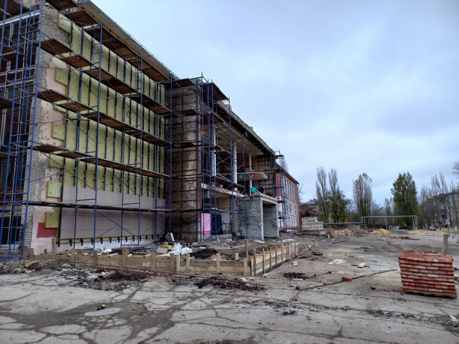 Строители ДК в Светлом заклеивают разрушающиеся стены утеплителем