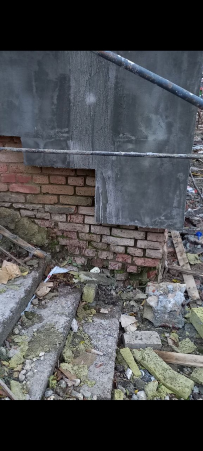 Строители ДК в Светлом заклеивают разрушающиеся стены утеплителем