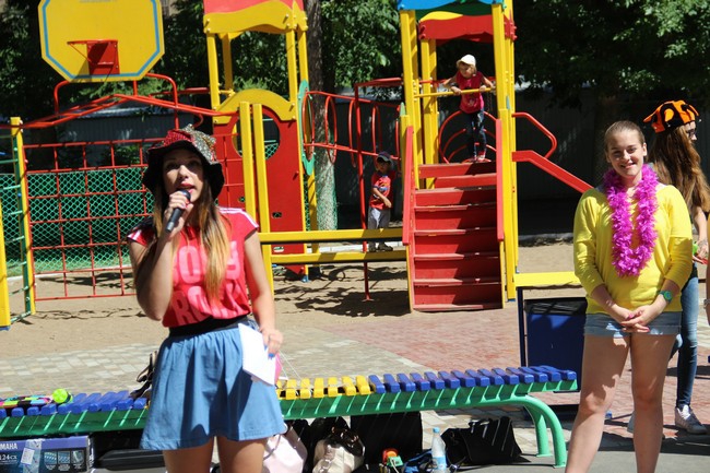 Около Крытого рынка запустили в небо шары с детскими желаниями